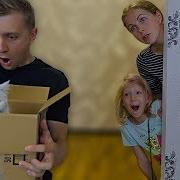 Милана И Папа Играет С Котёнком