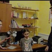 Сотрудник Полиции Штрафует Девочку