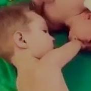 Старший Брат Помогает Младшего Брата Как Мило Ма Ша Аллаh