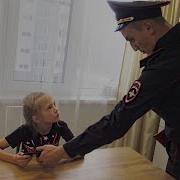 Сотрудник Полиции Увозит Грифершу В Тюрьму