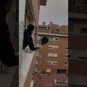 Играют В Теннис На Балконе