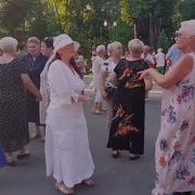 Зажигает Свечи Золотистый